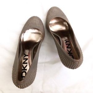 DKNYC taupe studded pumps